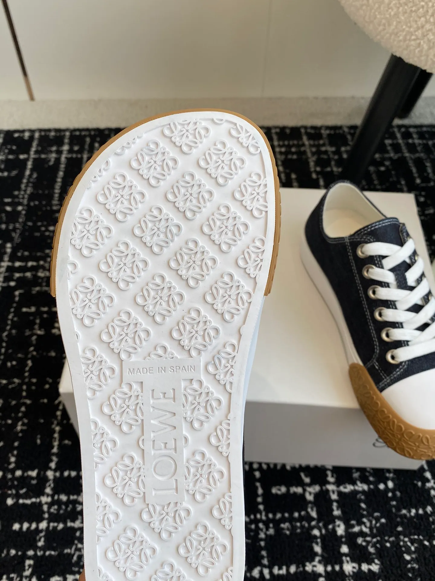 👟👟Ex-factory price 560👟👟 LOEWE 24ss new autumn and winter Terra Vulca lace-up sports shoes, large-toe vulcanized shoes, with vulcanized rubber soles and asymmetrical thick toes, wide last style, decorated with LOEWE logo label on the quarter *Anagram embossed outsole and upper high ZP customization, original material, imported canvas, outsole: ZP mold custom vulcanized outsole Insole: ZP customized insole Size: #35-41 (40 41 customized, non-returnable)